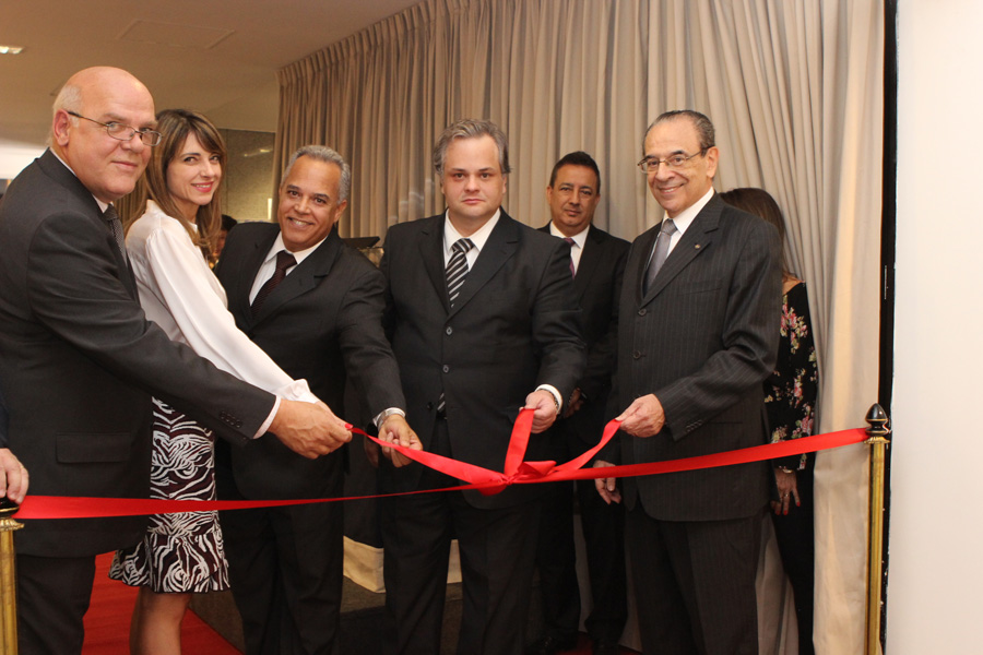 Sebastião Helvecio “cortou” a fita inaugural ao lado do curador da exposição e Auditor Federal do Tribunal de Contas da União (TCU), Anselmo Loschi Bessa; do Conselheiro Gilberto Diniz, da Procuradora do MP junto ao TCEMG, Elke Andrade Soares de Moura Silva; e do Filho do Conselheiro Carone, Eduardo Carone Júnior